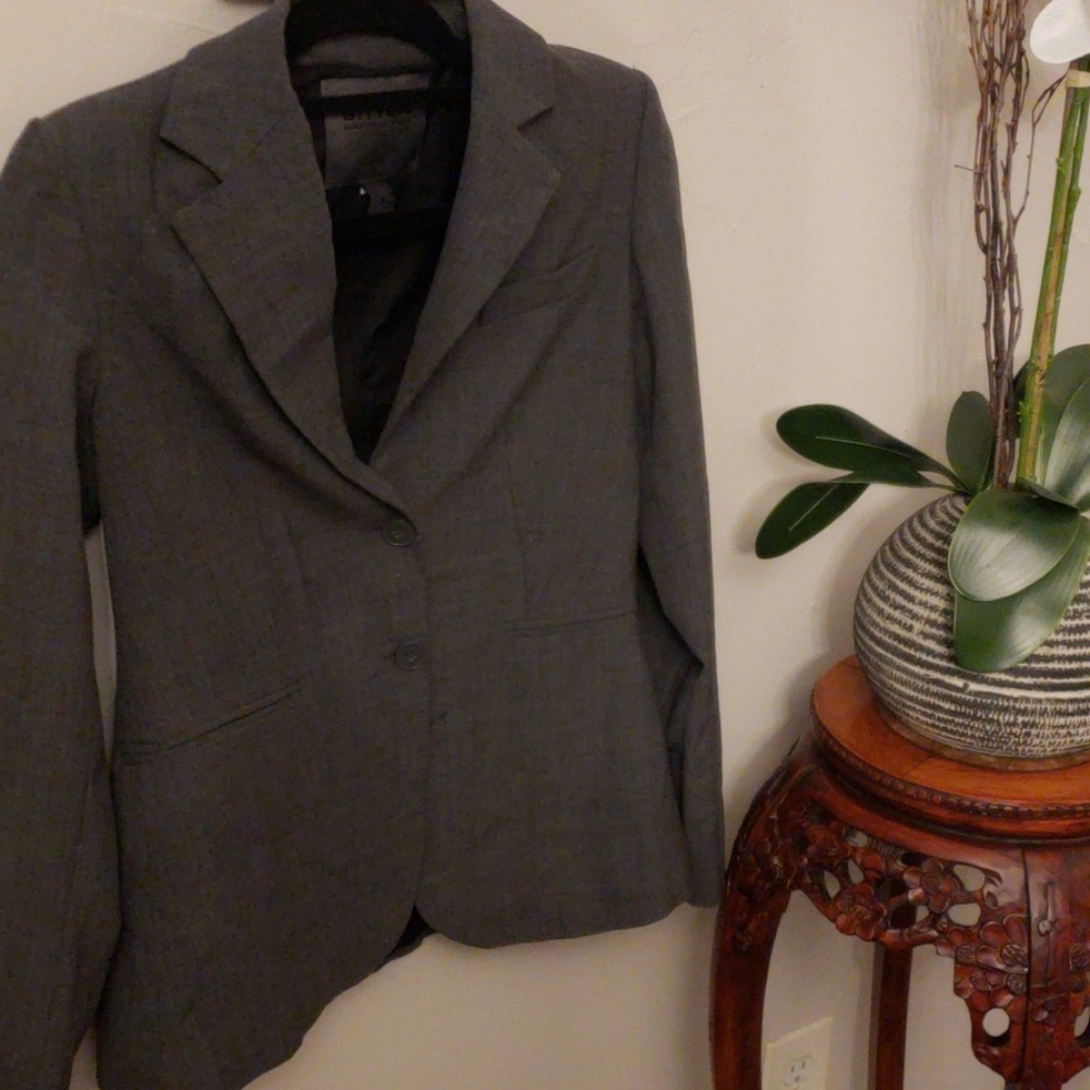 Grey blazer, single breasted.
